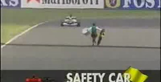 Псих выбежал на дорогу во время чемпионата Формулы 1