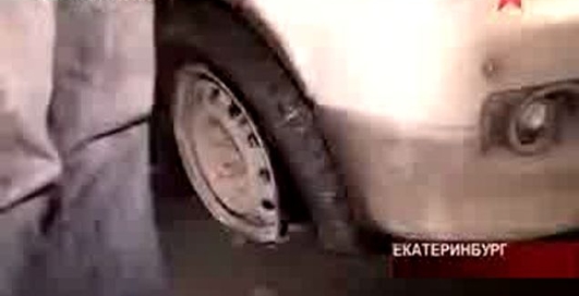 Столкновение иномарки и БТРа - жесткая авария