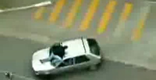 Экстримальная поездка на крыше машины - парни чтото не поделили