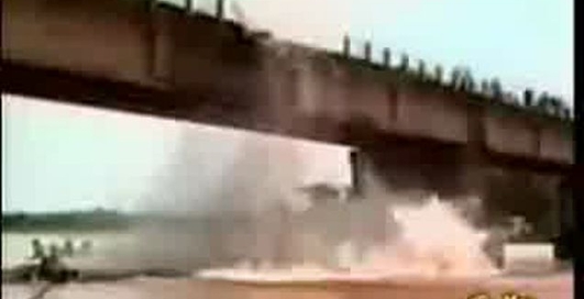 Кран свалился с моста во время спасательной операции