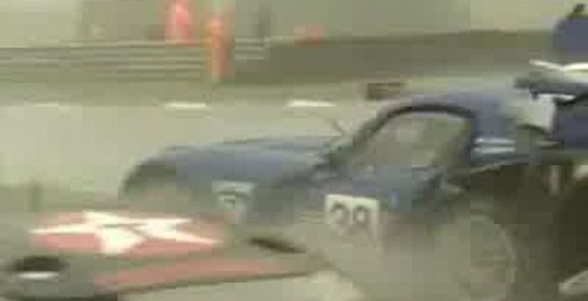 Серьёзное столкновение нескольких автмобилей на гонках