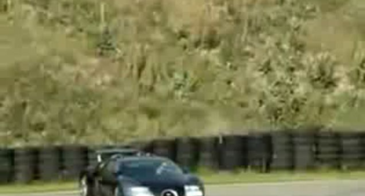 Немного подбил Бугатти