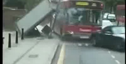 Автобус не вписался в поворот