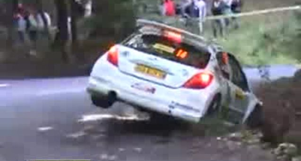 Фанаты помогли гонщику