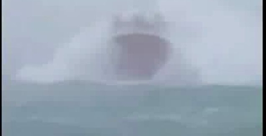 Корабль попал в шторм - вот она какая сила природы