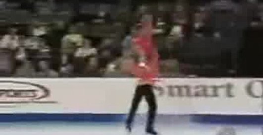 Отбил голову девушке о лед!