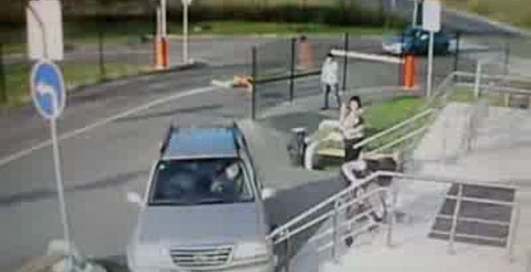 Наверняка брился за рулём))