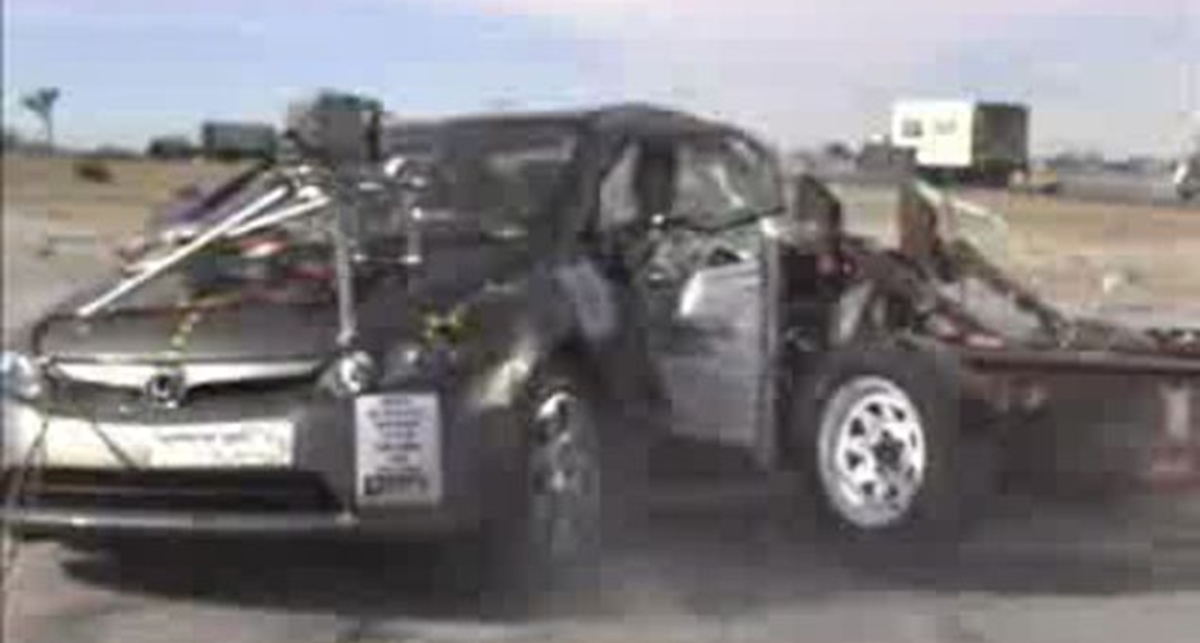 Краш тест тачки Honda Civic при боковом ударе