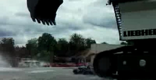 Водопад из ковша экскаватора