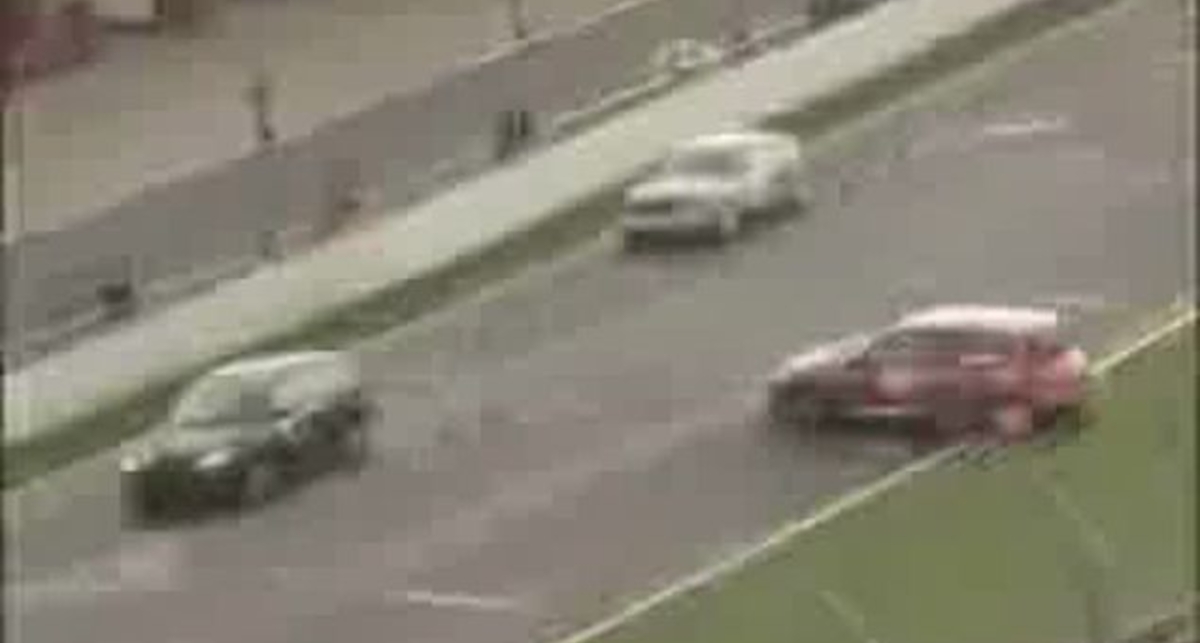 Удивительно глупая авария. Болельщица отвлекла видителя