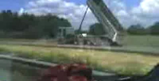 Грузовик теряет кузов