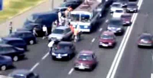 Пассажиры троллейбуса против автомобиля-нарушителя