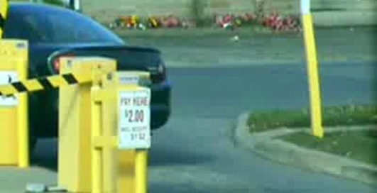 Девушка на парковке