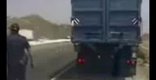 Вот это случай! У мента офигенная реакция!