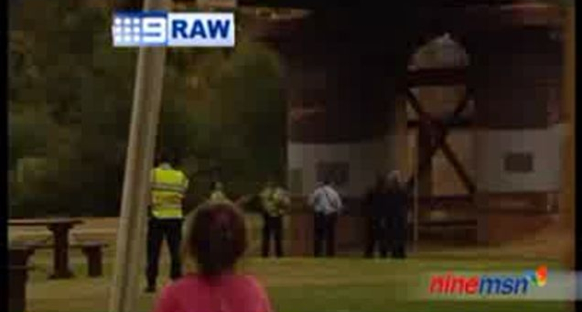 Пьяный человек прыгает с моста