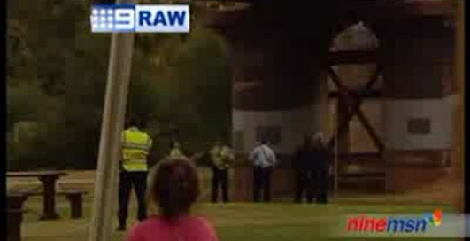 Пьяный человек прыгает с моста