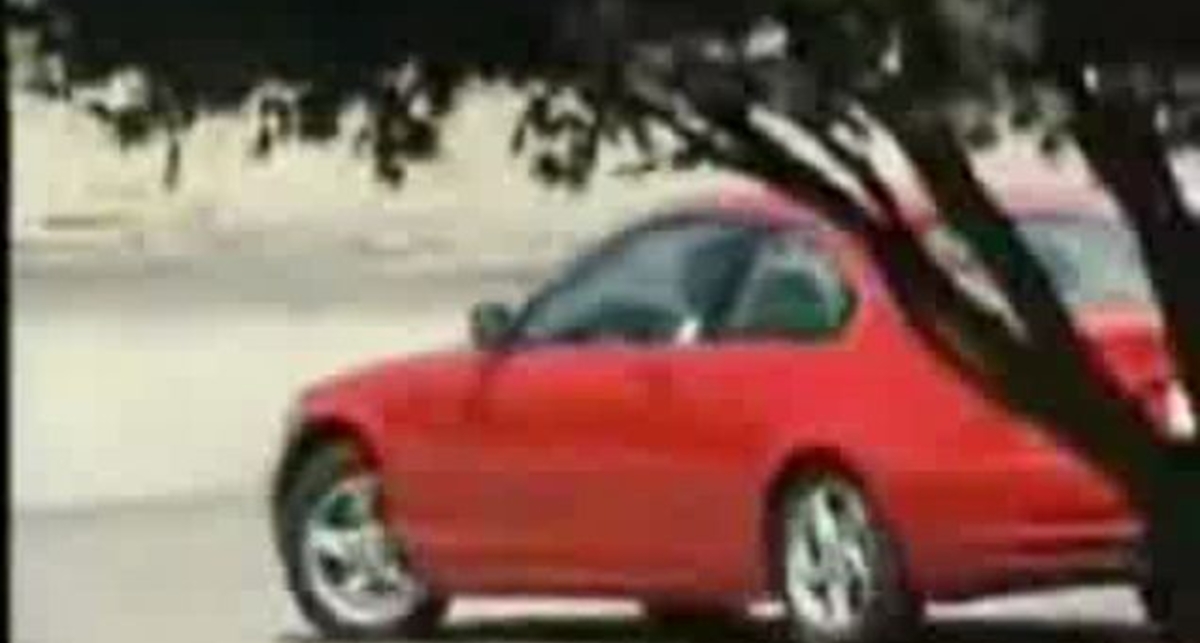 Чел забыл поставить машину на ручник, она уехала без него