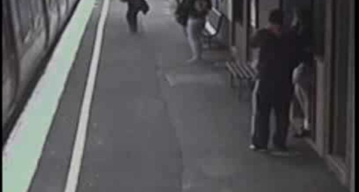 Коляска с ребенком упала под поезд