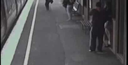 Коляска с ребенком упала под поезд