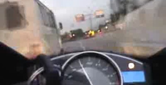 Мотоцикл на сумасшедшей скорости