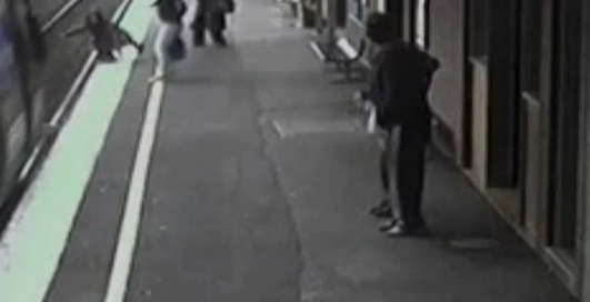 коляска с шестимесячным ребенком упала на рельсы прямо под поезд