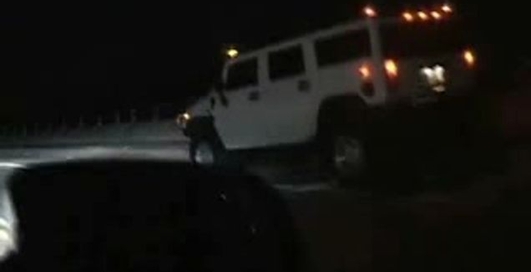 Идиот на Хаммере сносит знаки