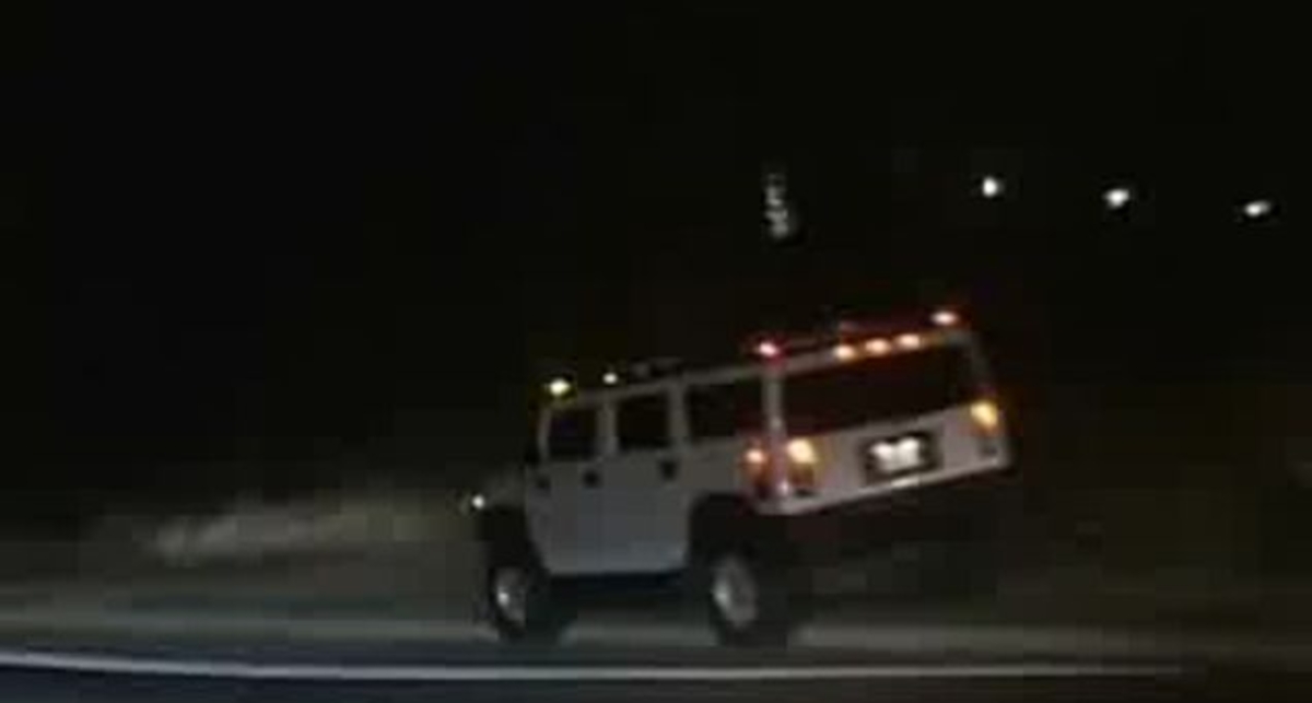 Hummer сбивает столбы