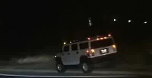 Hummer сбивает столбы