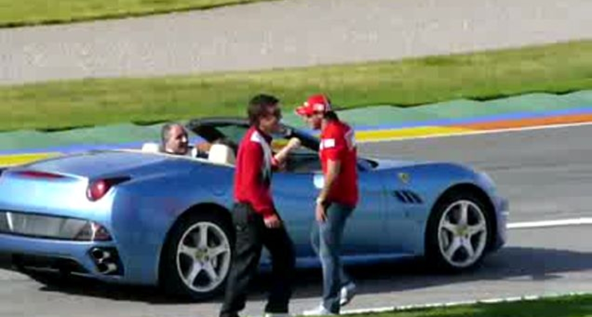 Водитель на Феррари не расчитал