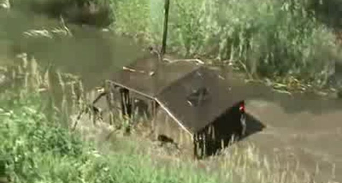 Джип-вездеход ездит по дну реки