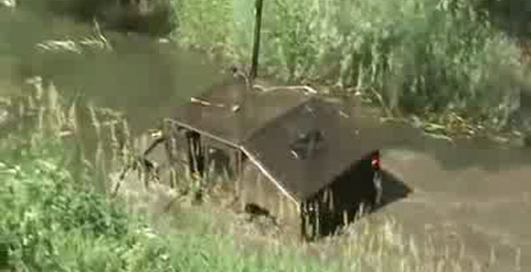 Джип-вездеход ездит по дну реки