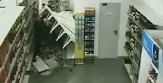 Полка не выдержала веса продукции магазина