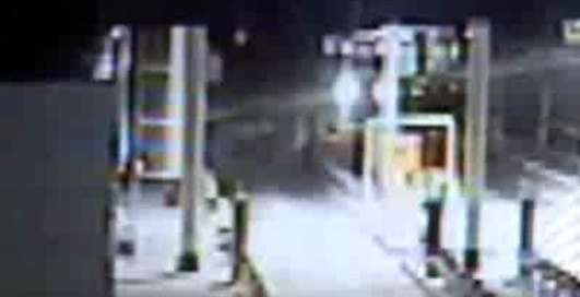 Грузовик на полной скорости протаранил КПП