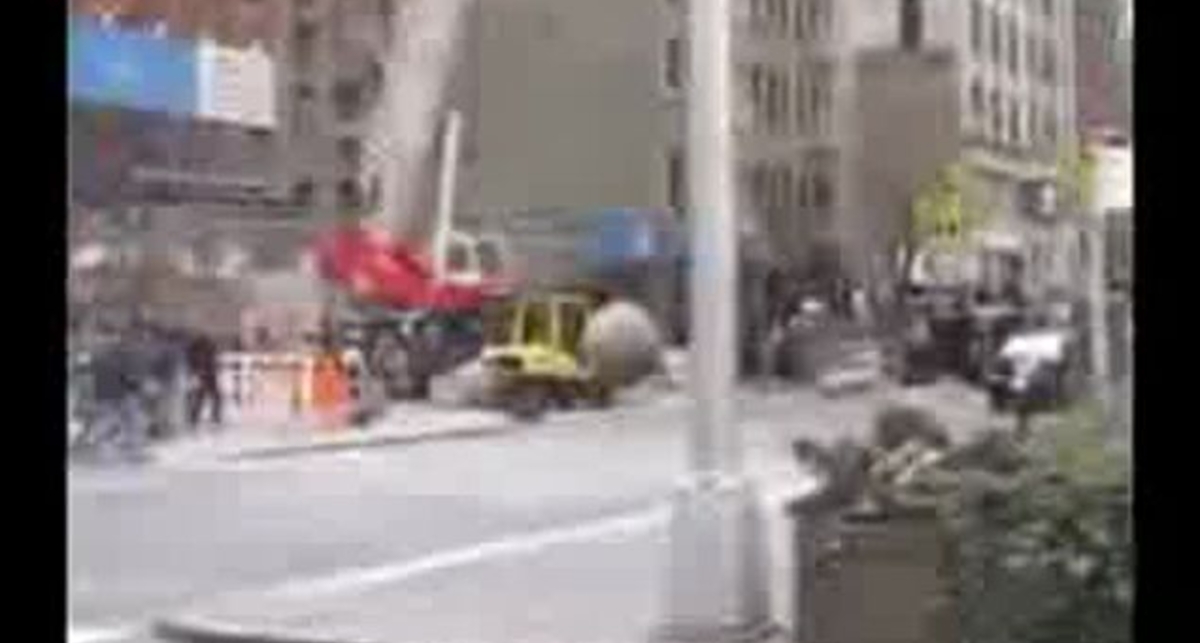 Хотели разрушить дом - разбили машину