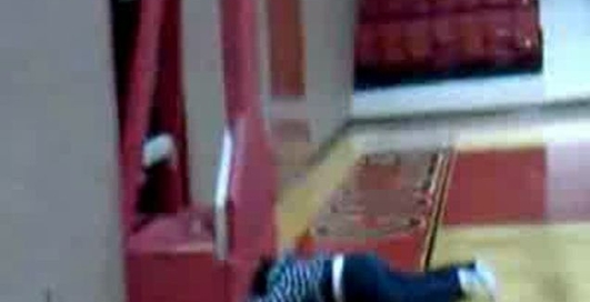 Лицом прямо об стену!