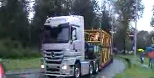 Грузовик потерял прицеп