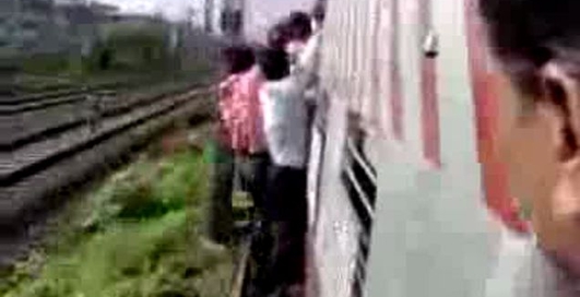 Упал с мчащегося поезда