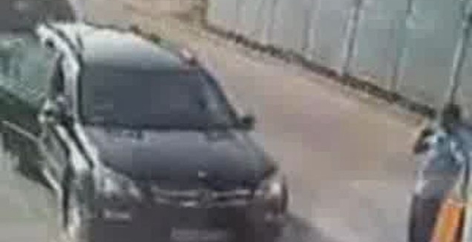 Бахнул шлагбаумом по Майбаху!