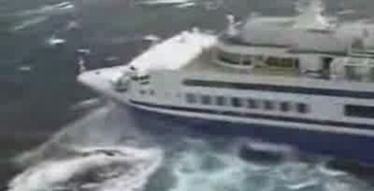 Морской лайнер попал в сильный шторм