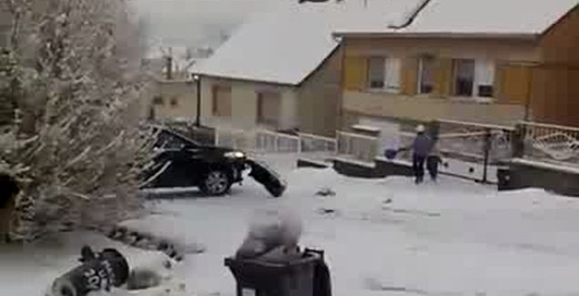 С сильным гололёдом не справился даже внедорожник