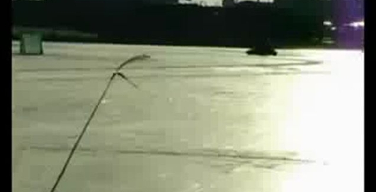 Гонщик на картинге показывает бешенные трюки