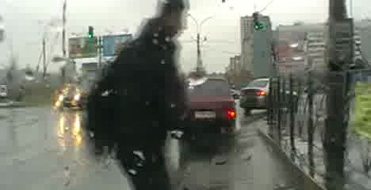 Пешеход чуть не попал под колёса