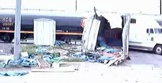 Поезд против грузовика