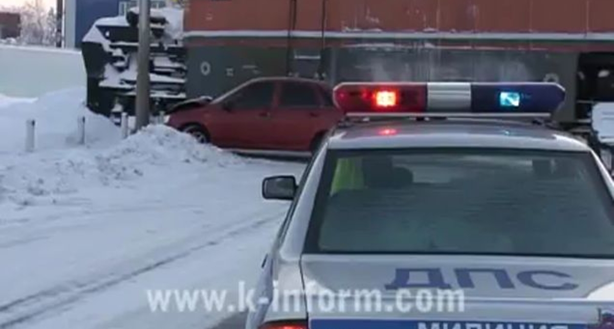 Девушка не заметила поезд :)