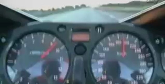 Издевается над полицией