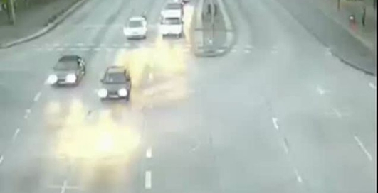 Байкер на скрости 120 км/час врезался в мерседес