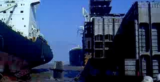 Парковка танкера в порту