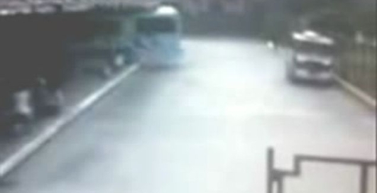 Вот это отжег автобусный водятел!