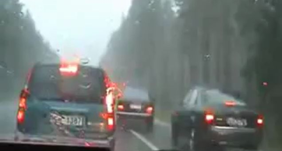 Обгоняешь справа - получи битой!