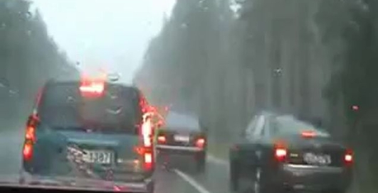 Обгоняешь справа - получи битой!